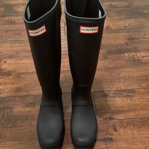 Hunter Women’s Matte Navy Tall Rain Boots. Adjustable Back. Size9